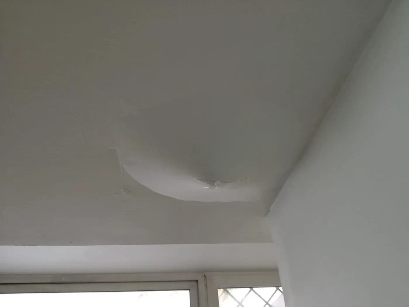 Soffitto con la pittura Gigatherm I gonfiata da una perdita di acqua dal piano superiore