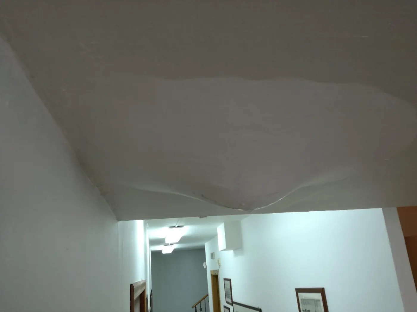 Soffitto con la pittura Gigatherm I gonfiata da una perdita di acqua dal piano superiore